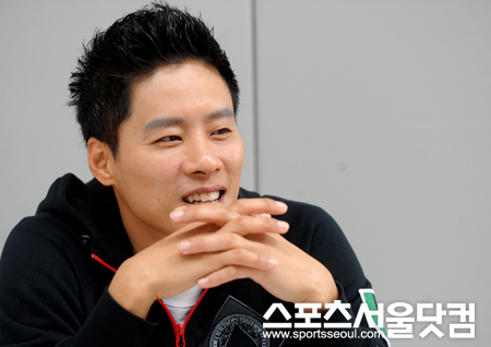 ▲우지원은 서울 SK의 문경은 감독 대행과 전희철 코치와 나눴던 추억을 떠올리며 환하게 웃었다.