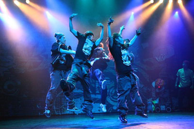 ▲비보이 크루의 열정적인 댄스 장면.