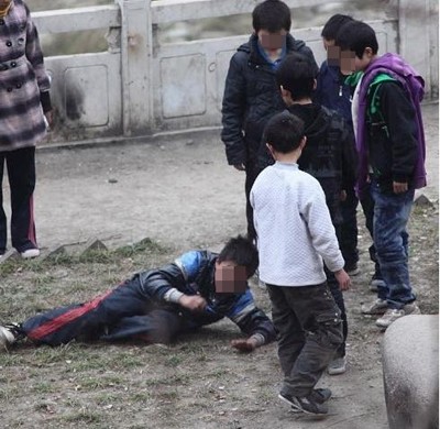 ▲자연스럽게 담배를 피고 있는 학생 등 다양한 중국 초등학생들의 모습이 네티즌들의 눈살을 찌푸리게한다. /사진=인터넷 캡처