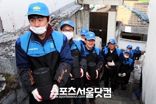 ▲ 26일 한국지엠 임직원들이 기증한 연탄을 직접 배달하고 있다.