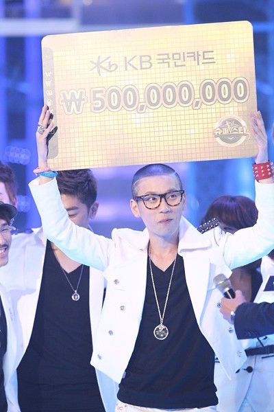 ▲ 싱가포르에서 열리는 2011 MAMA 무대에 오르는 울랄라 세션 임윤택./엠넷 제공