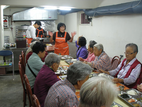 ▲ 이영숙 한국은빛소망회 이사장은 지난 4년이 넘는 시간 동안 매주 두 번씩 독거노인을 위한 식사를 마련하고 있다.