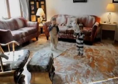 ▲엄마가 집을 비운 사이 밀가루를 온 집안에 뿌려 집안을 엉망으로 만든서양의 한 형제가 눈길을 끌었다. /사진=유튜브 동영상 캡처