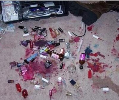 ▲아이들의 말썽으로 엉망이 된 집안의 가구들