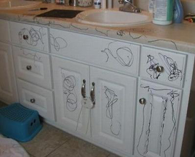 ▲아이들의 말썽으로 엉망이 된 집안의 가구들