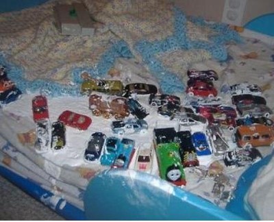 ▲아이들의 말썽으로 엉망이 된 집안의 가구들