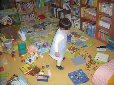 ▲변기에 편안히 자리잡은 아이 등 동양 아이들의 짖궃은 모습들이네티즌들 사이에 화제다.