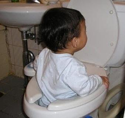 ▲변기에 편안히 자리잡은 아이 등 동양 아이들의 짖궃은 모습들이네티즌들 사이에 화제다.