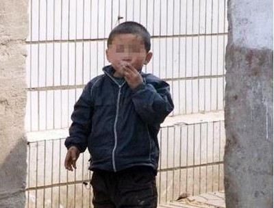 ▲변기에 편안히 자리잡은 아이 등 동양 아이들의 짖궃은 모습들이네티즌들 사이에 화제다.