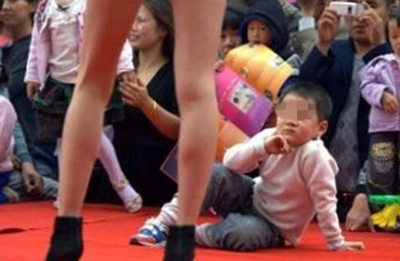 ▲변기에 편안히 자리잡은 아이 등 동양 아이들의 짖궃은 모습들이네티즌들 사이에 화제다.