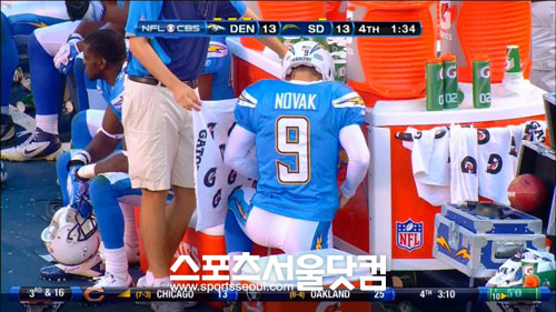 ▲ NFL 경기 도중 그라운드 한쪽에서 급하게 용변을 해결한 샌디에이고의 닉 노박. / 출처 - 유투브 영상 캡처