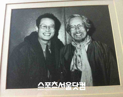 ▲ 문 대표와 아버지 문익환 목사(오른쪽). 문 대표가 아버지와 단 둘이 찍은 유일한 사진이라며 모바일 어플리케이션 카카오톡을 통해 직접 사진을 보내왔다. /문성근 제공