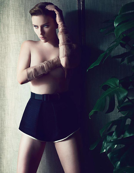 ▲상반신 누드 화보를 촬영한 스칼렛 요한슨. /돌체 앤 가바나 제공