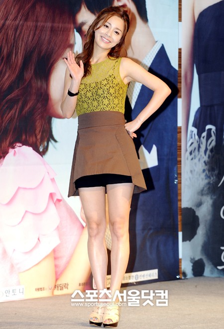 ▲희망트리 캠페인에 참여하는 서영희. /더팩트DB