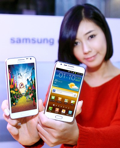 ▲ 삼성전자 모델이 갤럭시S2 LTE HD 화이트 제품을 선보이고 있다.