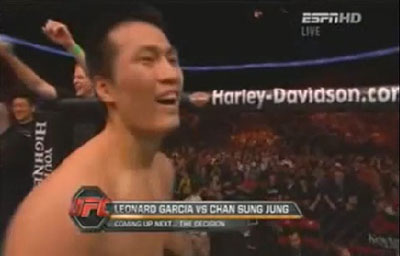 ▲지난 UFC 데뷔전에서 승리를 거두고 환호하는 정찬성.<출처 - ESPN 중계 캡쳐>