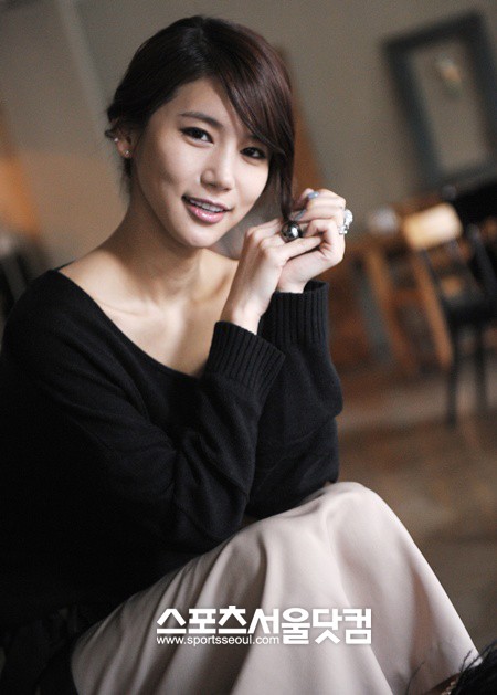 ▲ 다양한 포즈를 취하는 오인혜.