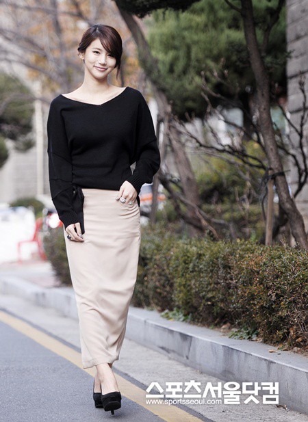 ▲ 야외 촬영이 춥지 않느냐는 배정한 사진기자의 질문에 괜찮다며 야외에서 촬영을한 오인혜.