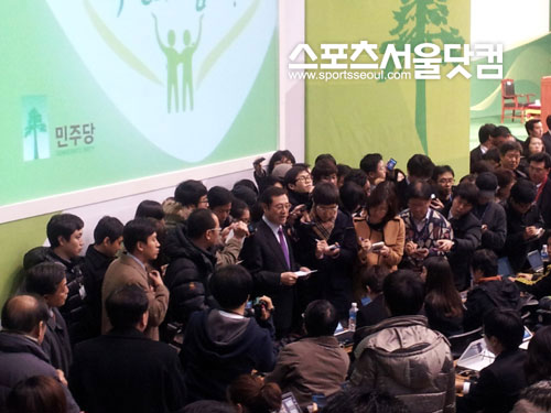 ▲ 통합 찬반에 대한 개표 발표가 한참 미뤄지자 이용섭 대변인이 기자들에게 간단한 브리핑을 하고 있다. / 소미연 기자