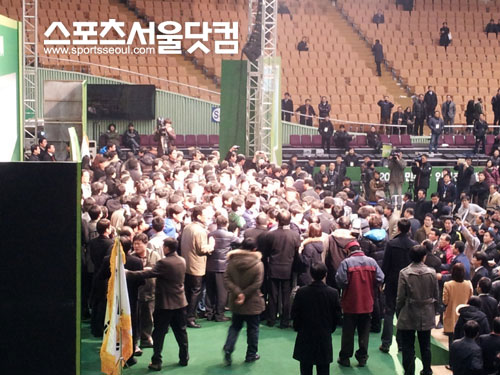 ▲ 통합 여부 개표에 대한 당무회의 결과를 발표하기에 앞서 통합 찬성파와 반대파가 몸싸움을 벌이고 있다. / 소미연 기자