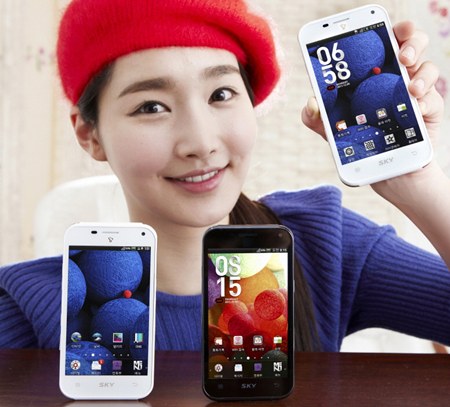 ▲ 팬택 모델이 신제품 베가 LTE M을 선보이고 있다.