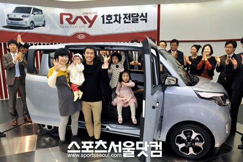 ▲ 기아차 레이 1호차 전달식