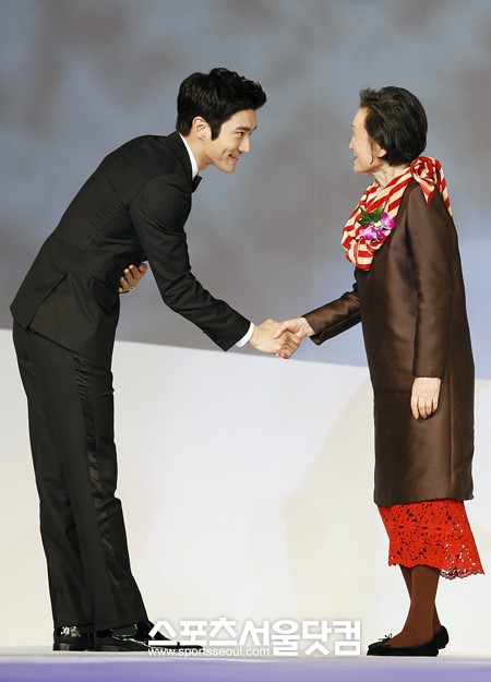 ▲시상자에게 몸을 숙여 악수를 하는 슈퍼주니어 최시원. /박정훈 인턴기자