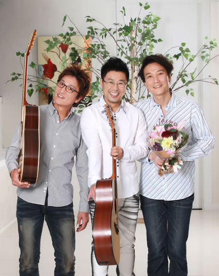 ▲포크밴드 자전거 탄 풍경. 왼쪽부터 송봉주, 김형섭, 강인봉 / 사진=WSM