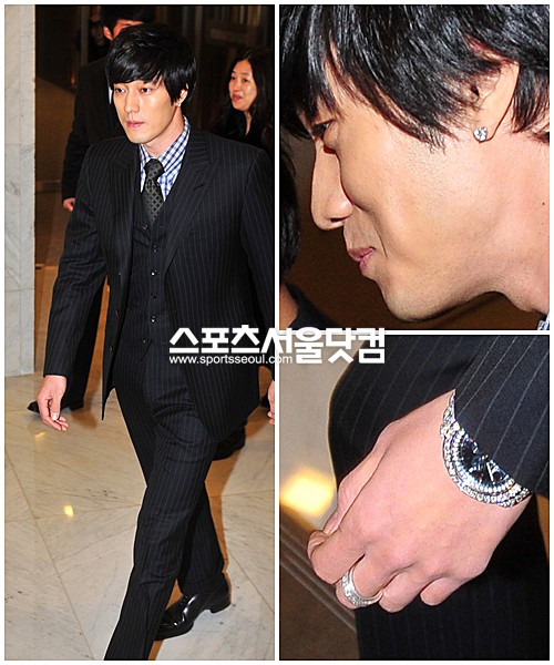 ▲귀걸이를 비롯해 시계, 반지 등 화려한 액세서리로 치장한 소지섭. /문병희 기자