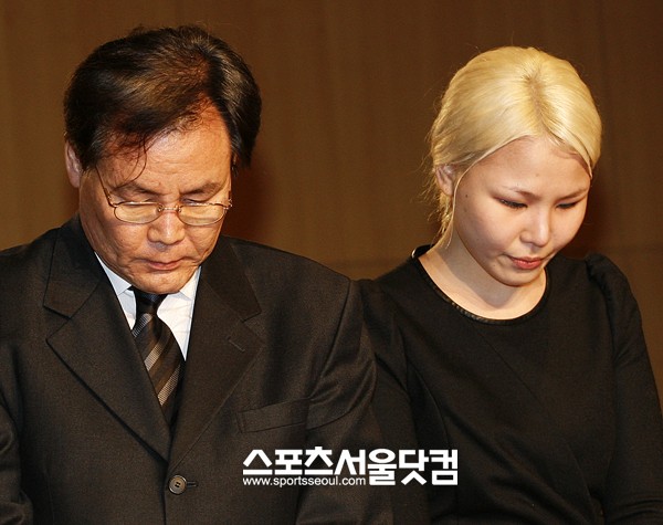 ▲기자회견장에서 아버지와 함께 고개숙여 사과하는 가수 알리. /박정훈 인턴기자