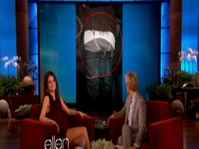 ▲ 비버의 여자 친구 셀레나 고메즈에게 남자친구의 패션에 대해 묻고 있는 미국 토크쇼의 한 장면 <출처 - 인터넷커뮤니티사이트>