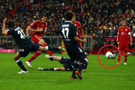 ▲ 다이엘 반 부이텐(33·뮌헨)이 찬 프리킥 상황에서 공이 터지는 사고가 발생했다 / 야후 스포츠 보도 캡쳐