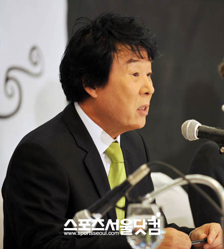 ▲송대관 측이 부인의 도박혐의와 자신의 실명이 언급된 기사에 억울함을 토로했다./더팩트DB