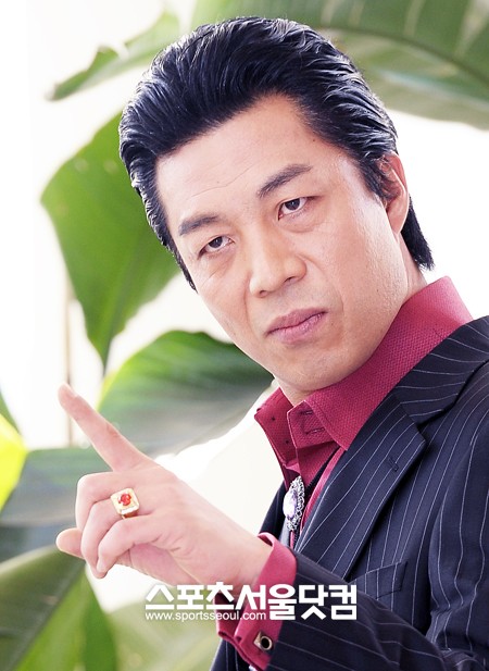 ▲카리스마 넘치는 표정으로 포토타임 갖는 배우 안길강. / 배정한 기자