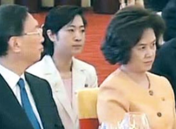 ▲5월25일 중국 베이징 인민대회당 만찬 모임에서 헤드테이블 끝에 김정일 북한 국방위원장의 네 번째 부인으로 알려진 김옥으로 추정되는 여성(오른쪽)이 앉아 있는 모습이 포착됐다. 왼쪽은 양제츠 중국 외교부장./서울신문제공