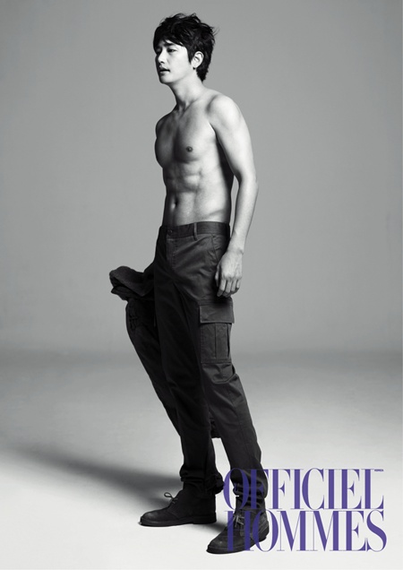 ▲ 상반신 누드로 매력적인 복근을 드러낸 박시후./로피시엘 옴므 제공