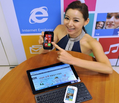 ▲ KT, 한국노키아, 한국마이크로소프트 3사는 국내 첫 망고폰인 ‘노키아 루미아 710’을 선보였다.