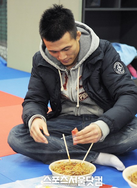 ▲정찬성은 짜장면에 고춧가루를 뿌리며 군침을 흘렸다. / 배정한 기자