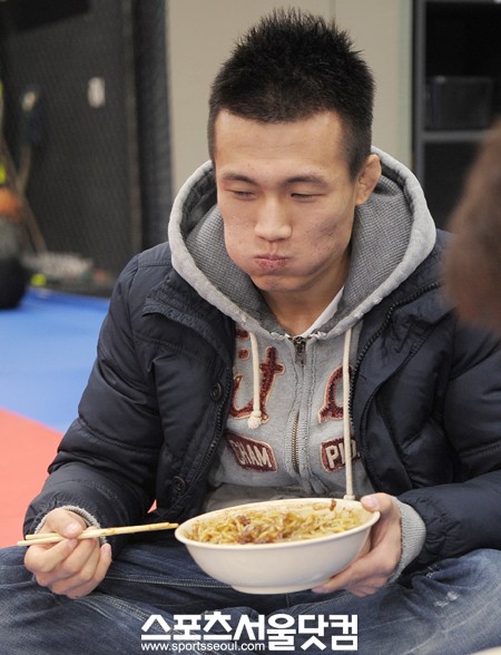 ▲정찬성은 자장면 곱빼기를 시킨 것을 조금 후회했지만 힘겹게 다 먹었다.