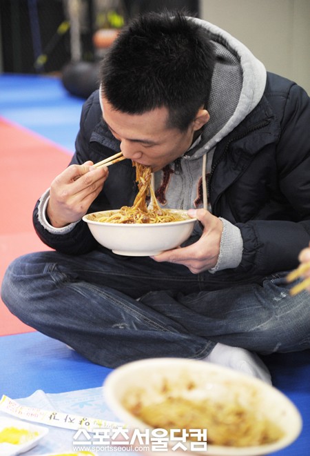 ▲많이 배가 고팠는지 짜장면을 정말 맛있게 먹는 정찬성.