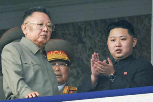▲ 북한 고 김정일 국방위원장(왼쪽)과 후계자로 지목된 김정은 당 중앙군사위 부위원장. / 사진제공=서울신문
