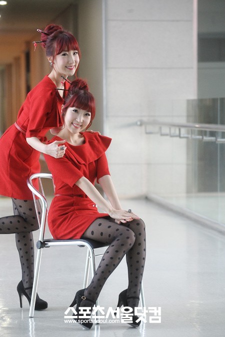 ▲크리스마스를 맞아 빨간 원피스로 센스를 뽐낸 강승희-강주희. /이효균 기자