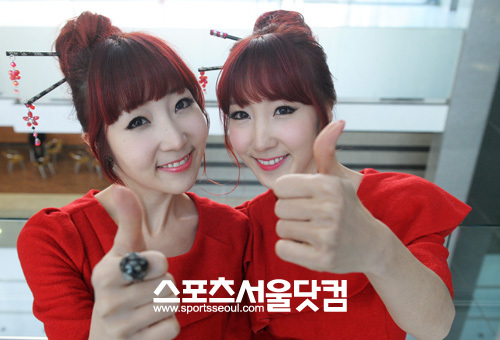 ▲두 사람은 똑닮은 외모 때문에 언제나 고정자리에 선다. 왼쪽이 동생 강승희, 오른쪽이 언니 강주희다. /이효균 기자