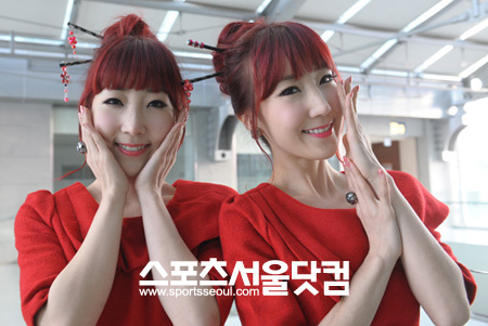 ▲서로 다른점을 이야기하며 결국 칭찬릴레이를 펼친 윙크. /이효균 기자