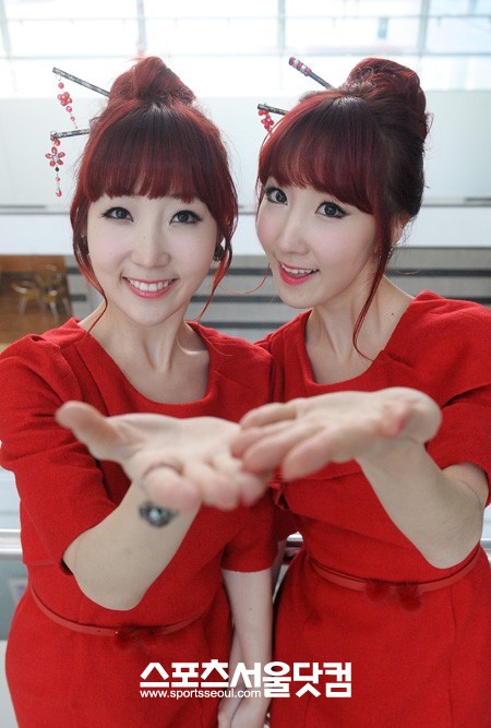 ▲3분 간격으로 태어난 강승희-강주희(언니)는 사주도 같다고 했다. /이효균 기자