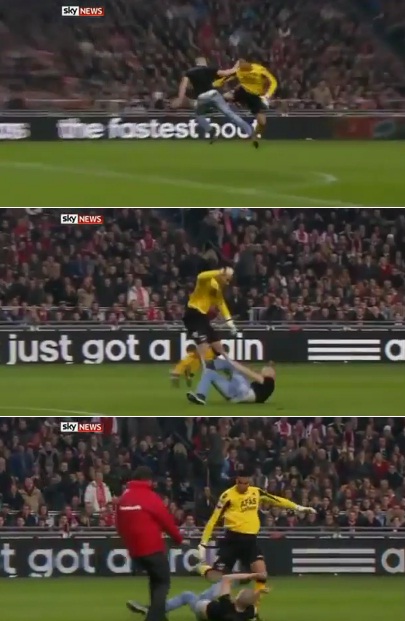 ▲ 경기 중 그라운드에 난입한 훌리건을 가볍게 제압한 골키퍼 알바라도./ 사진 - 스카이 스포츠 뉴스화면 캡처.