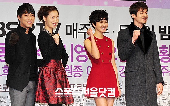 ▲파이팅을 외치고 있는 오만석, 황선희, 이시영, 이동욱(왼쪽부터). /문병희 기자