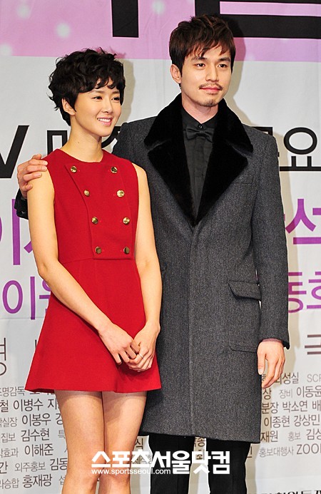 ▲다정한 포즈로 포토타임 갖고 있는 이시영(왼쪽)과 이동욱.