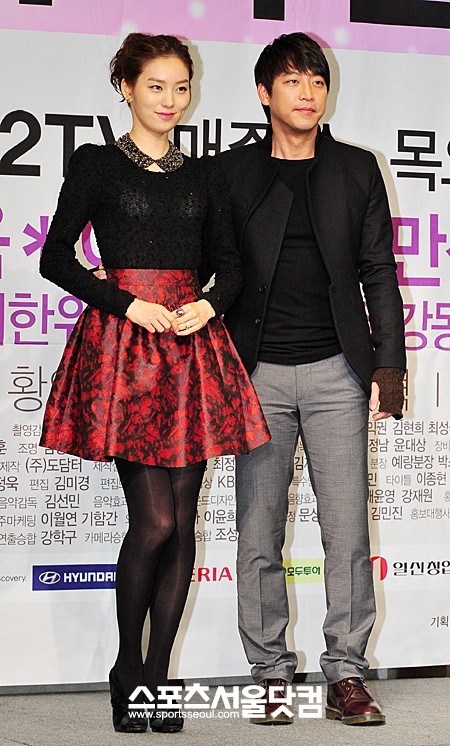 ▲다정하게 포즈 취하고 있는 황선희(왼쪽)와 오만석.