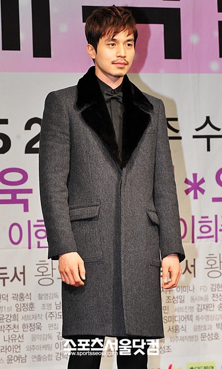 ▲포토타임 갖고 있는 이동욱.